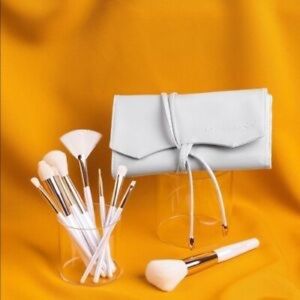 NWT VEGAN LEATHER FULL MAKEUP BRUSH KIT